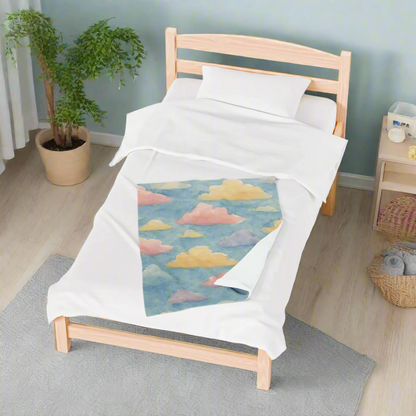 Snuggly kids’ bed blanket with dreamy sky print